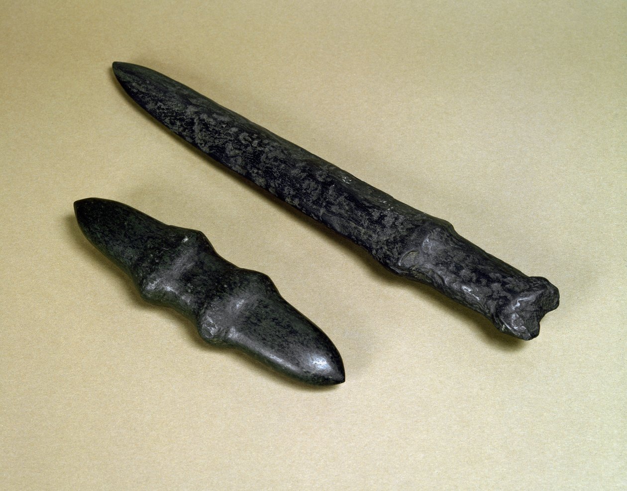 Lâmina de adaga e adaga de pedra, período Jomon 4500-3700 BC de Japanese School