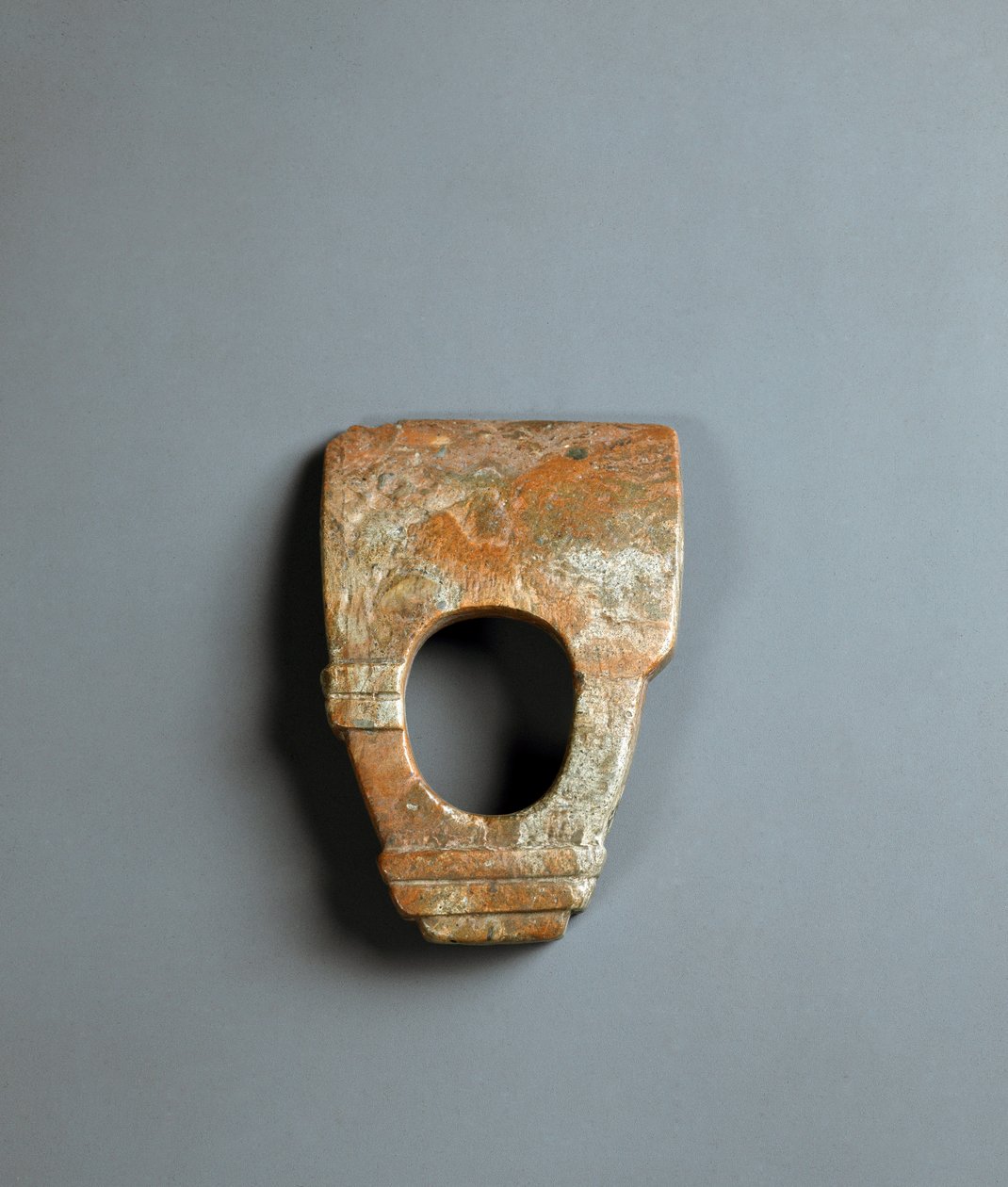 enxada em forma de anel de granito vermelho, período Jomon 10000-300 a.C. de Japanese School