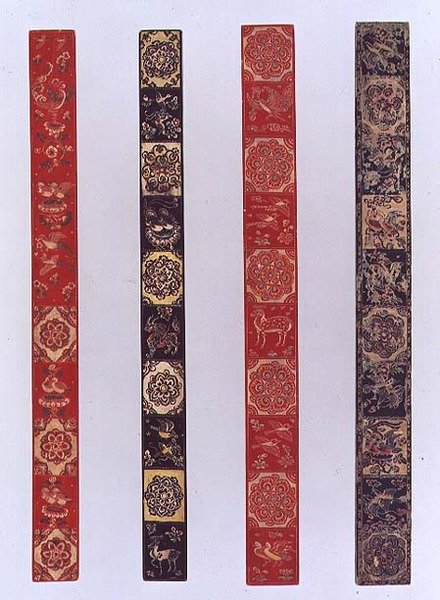 Regras gravadas na técnica Bachiru com detalhes coloridos, de propriedade do Imperador Shomu, século VIII (marfim) de Japanese School