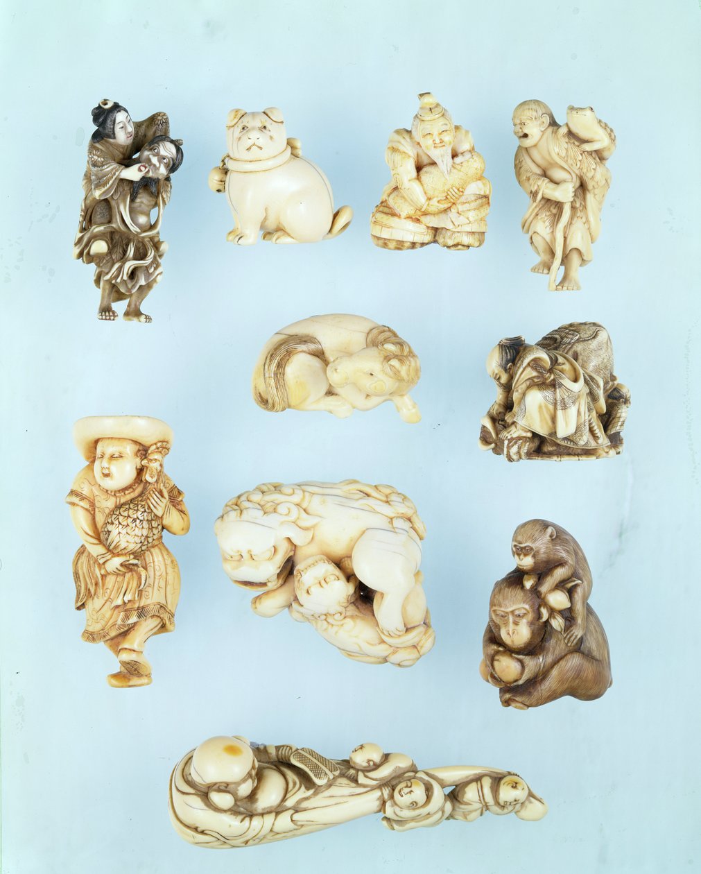 Seleção de netsuke: Ikkuha Sennin carregando a Prostituta de Benares; cachorro sentado; Abe no Yasuneri segurando um bebê; Gamma Sennin; cavalo reclinado; guerreiro subjugando um boi fugitivo; holandês de pé segurando um galo de cauda longa; macaco sentado de Japanese School