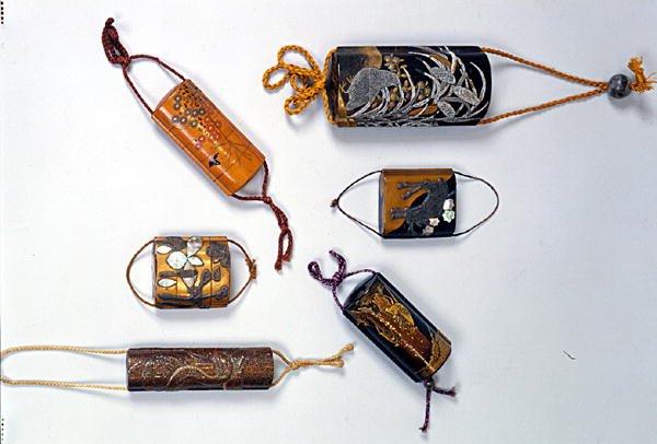 Seis inro, Período Edo (1603-1868) Século 17-18 (ouro lacado com madrepérola) de Japanese School