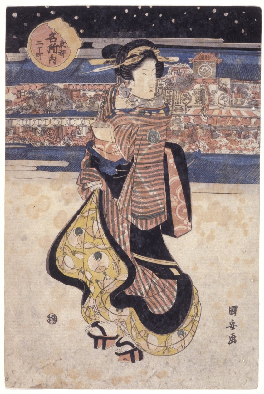 Mulher de pé na rua de School Japanese