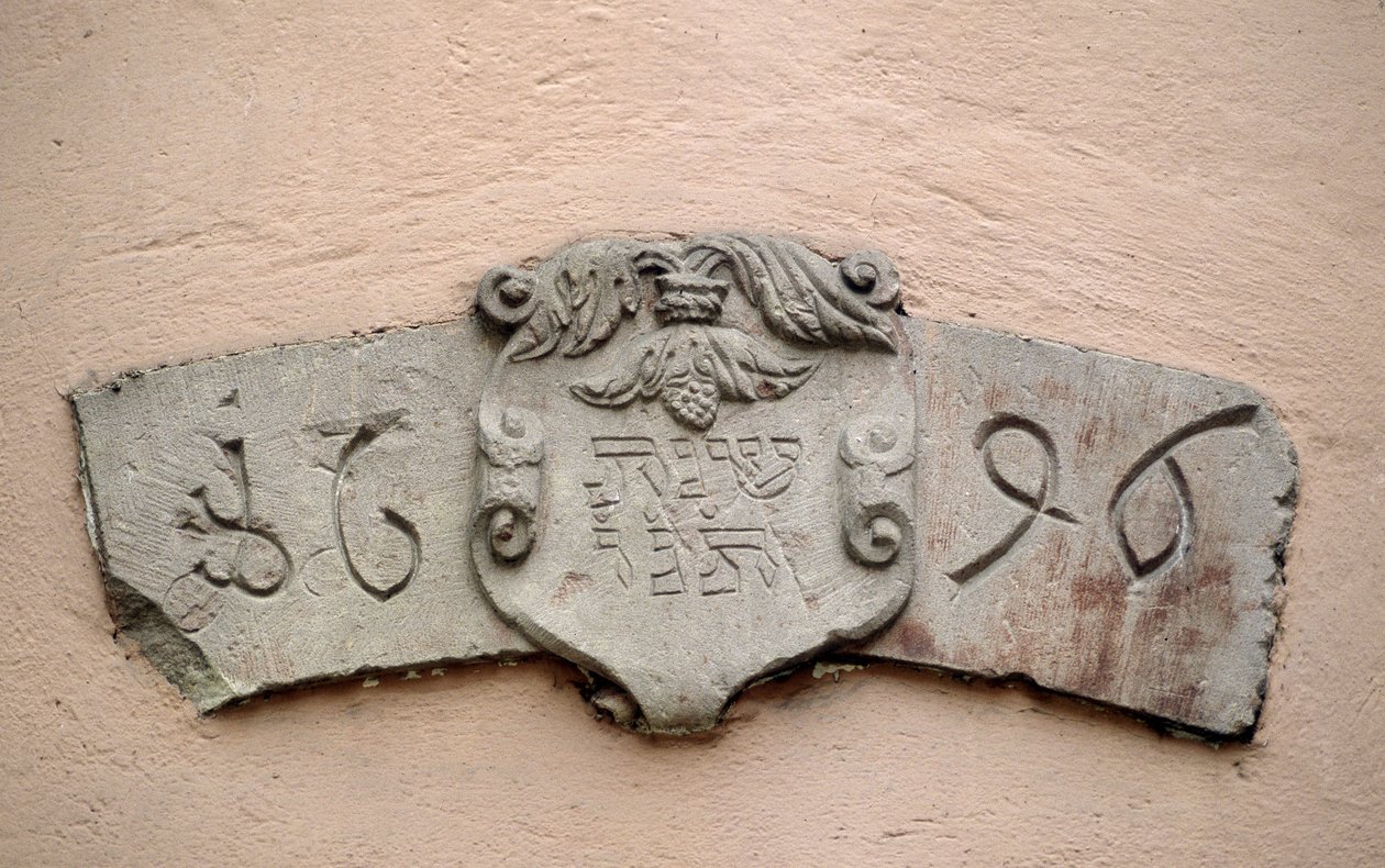 A viela dos judeus em Obernai (67). Lugares de culto: inscrição com data hebraica e a data correspondente da era cristã: 1696. Uma sinagoga foi alegadamente construída dois anos após a autorização do Intendente La Grange, o que permitiu que J de School Jewish