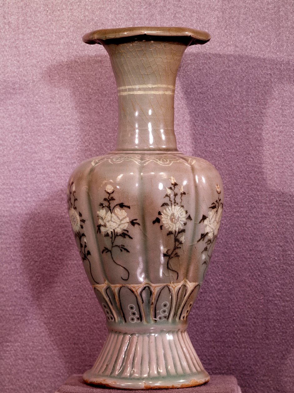 Arte coreana: vaso de cerâmica decorado com flores. Período Koryo. Século XII. Museu de Belas Artes, Palácio Duksoo, Coreia de School Korean
