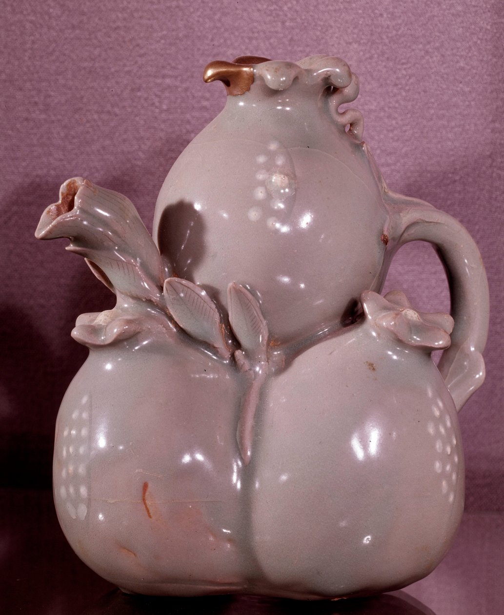 Arte coreen: vaso de vinho em forma de romãs. Período Koryo (séc. XI-XII). Museu de Fine Ars, Palácio Duksoo, Coreia de School Korean