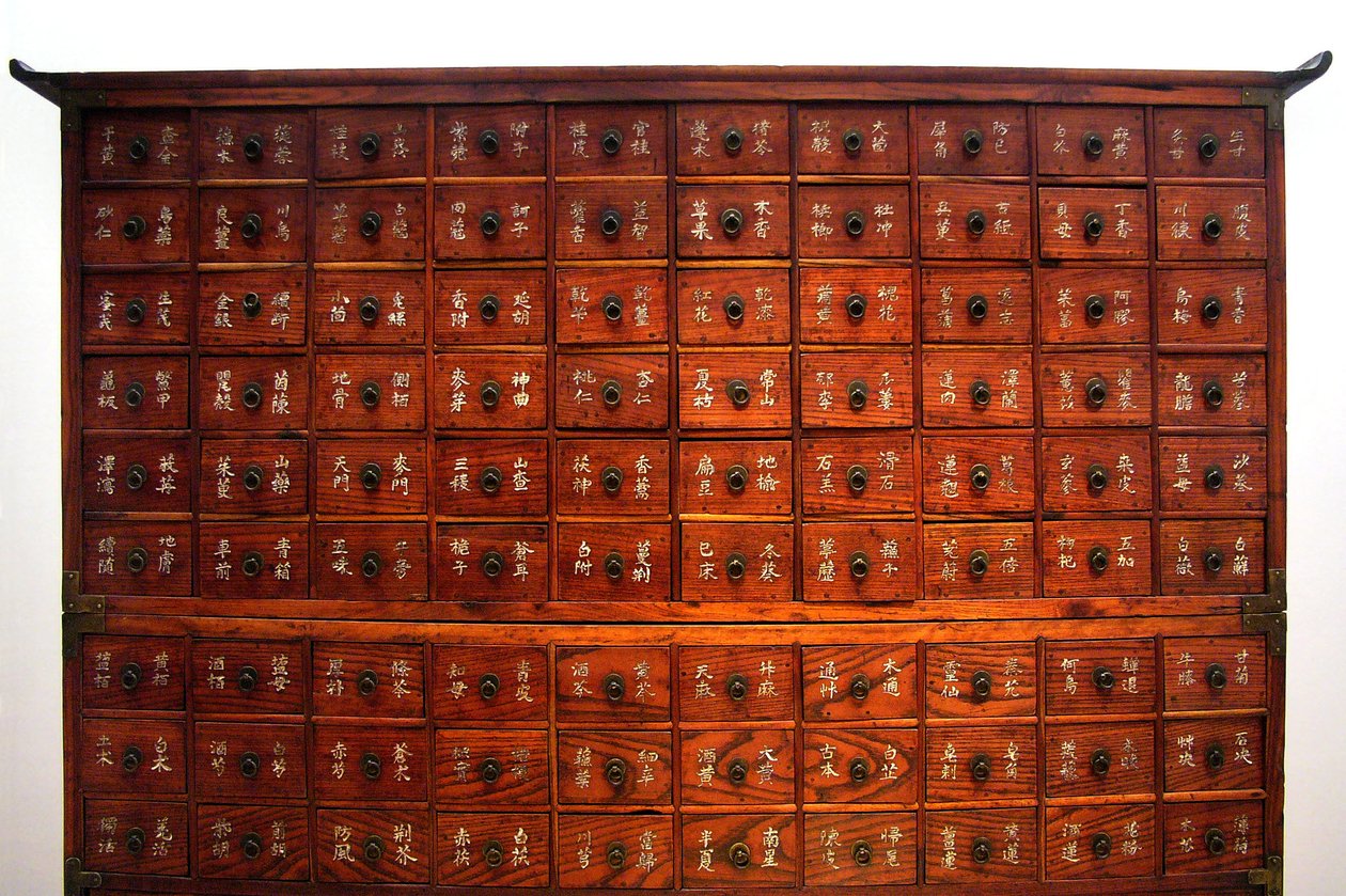 Mobiliário médico de madeira, período Joseon, Coree, colecção Kim Chong-hak. Fotografia, Museu Nacional de Seul, República da Coreia, 2006. de School Korean