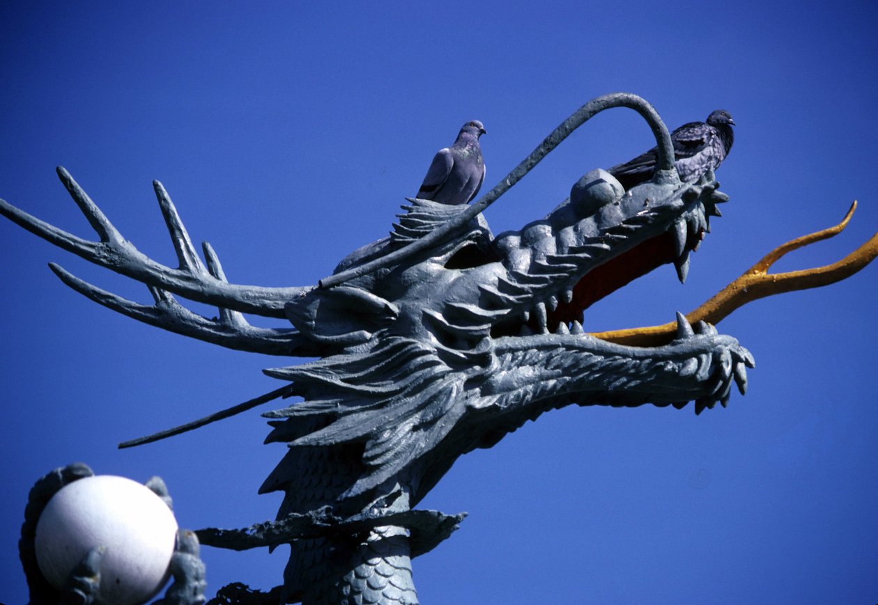 estátua do dragão, parque Yongdusan em Pusan, Coreia. de School Korean