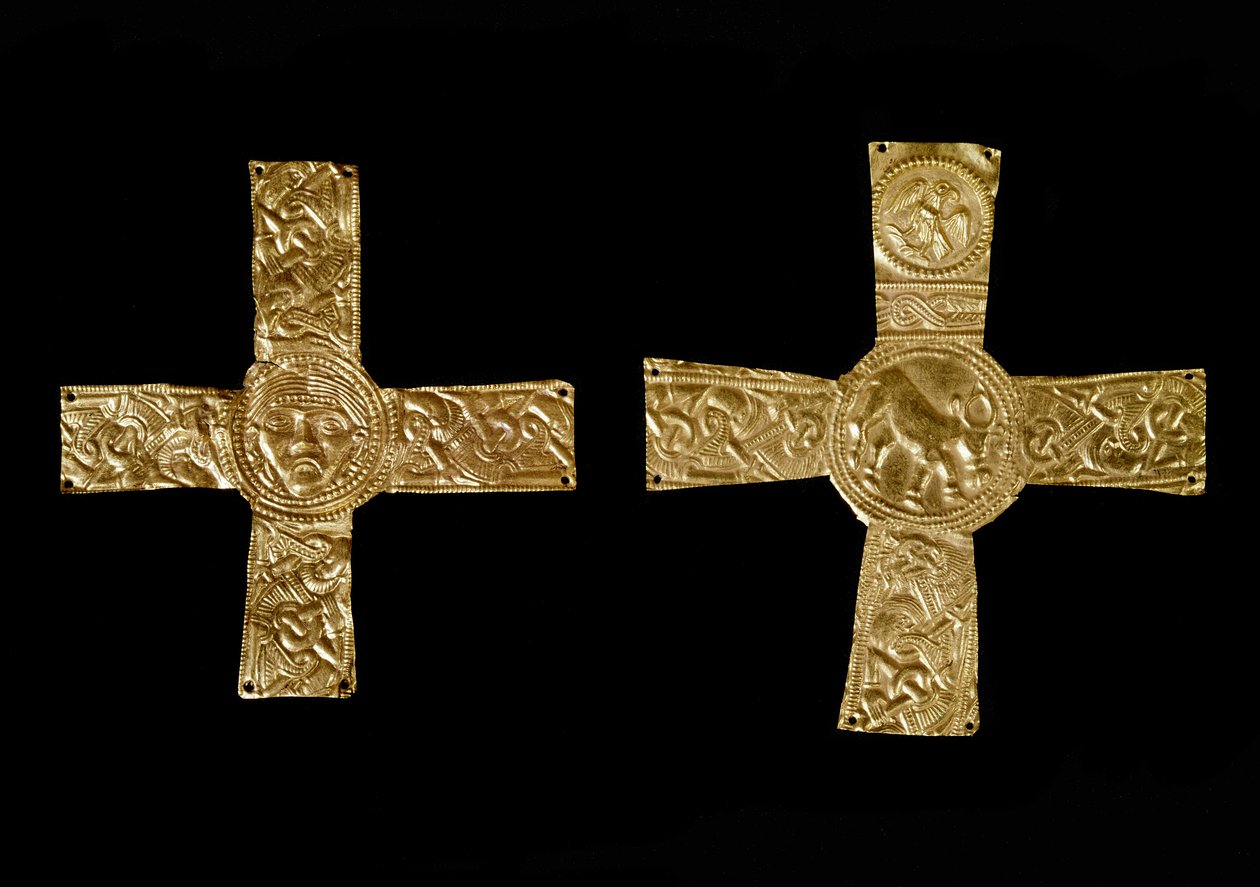 Arqueologia da Idade Média (Idade Média). Arte bárbara da Lombardia: cruzes peitorais em folhas de ouro. Arte lombarda do século VII. Itália, Cividale del Friuli, Museu Arqueológico. de School Lombard