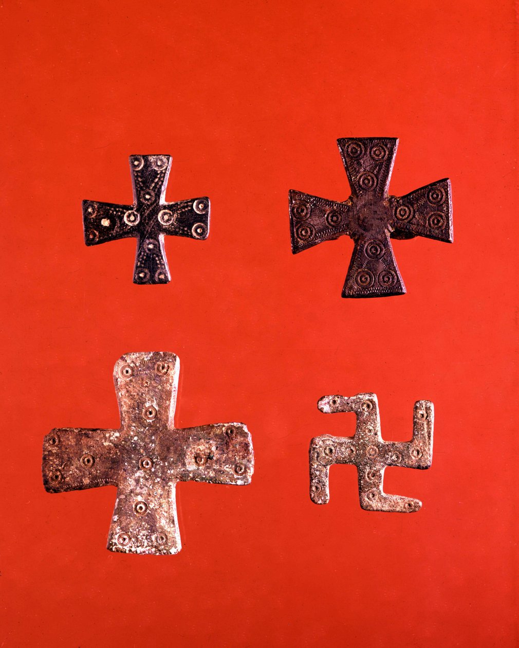 Cruzamentos lombardos dos séculos VI e VII. Museo di Cividale Friuli. de School Lombard