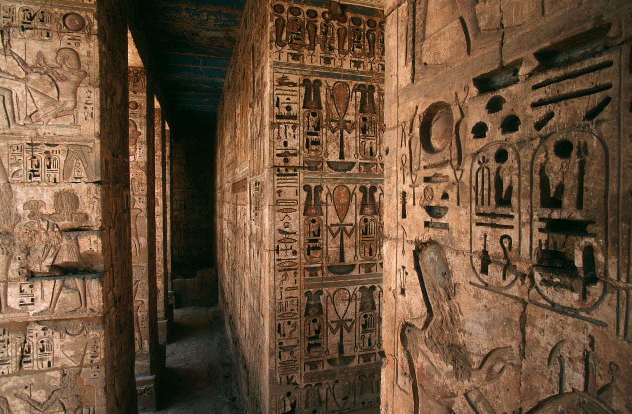 Egito, Medinet Habu, Luxor, Luxor Governador, Templo Mortuário de Ramsés III. Detalhe de colunas e paredes esculpidas com figuras e heiroglifos de R. and Smith Simkin