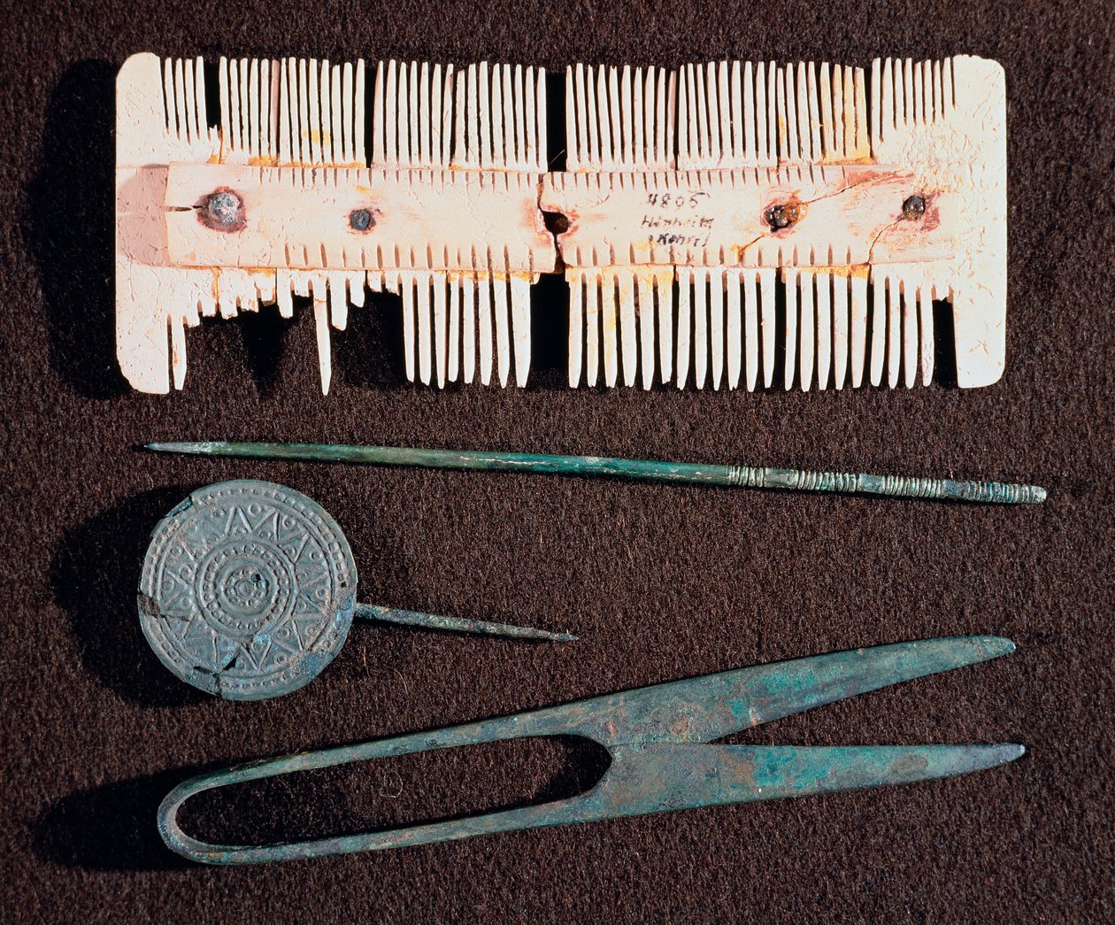 Civilização bárbara: artigos de higiene pessoal (pente, tesoura) do período merovingiano. Século V-8. Estrasburgo, Museu Arqueológico do Palais Rohan de School Merovingian