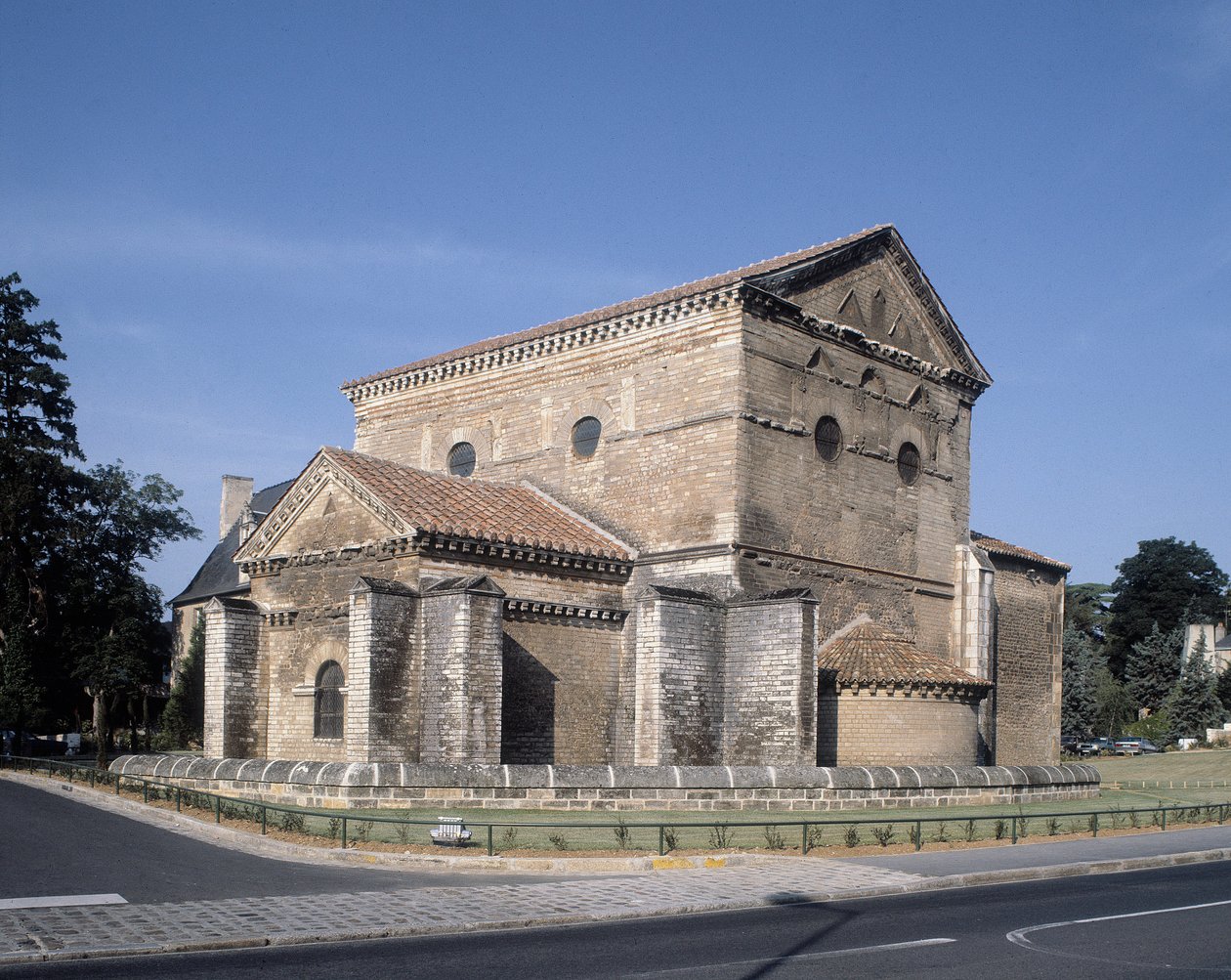 Vista externa do batistério, século IV de School Merovingian