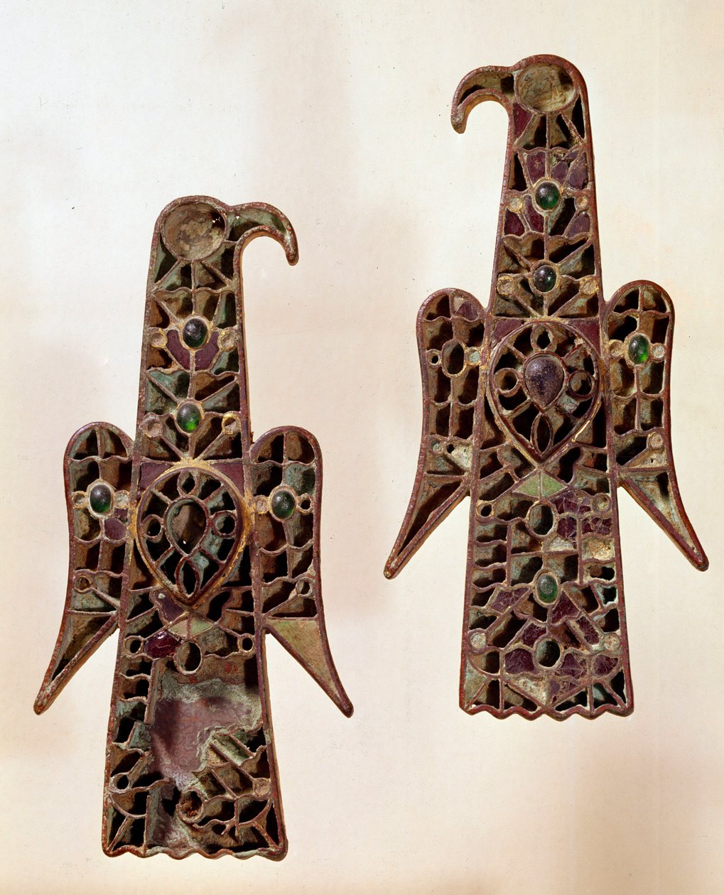 Merovingian Art: Par de fíbulas (alfinete seguro) aqualiformes (águias). Esmalte cloisonné, século VI, dinastia Merovingiana (481-751). de Castelsagrat. Musee Cluny, Paris. de School Merovingian