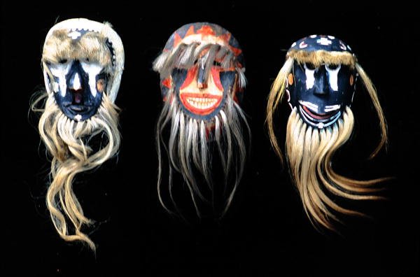 Três máscaras (terracota pintada e cabelo) de School Mexican