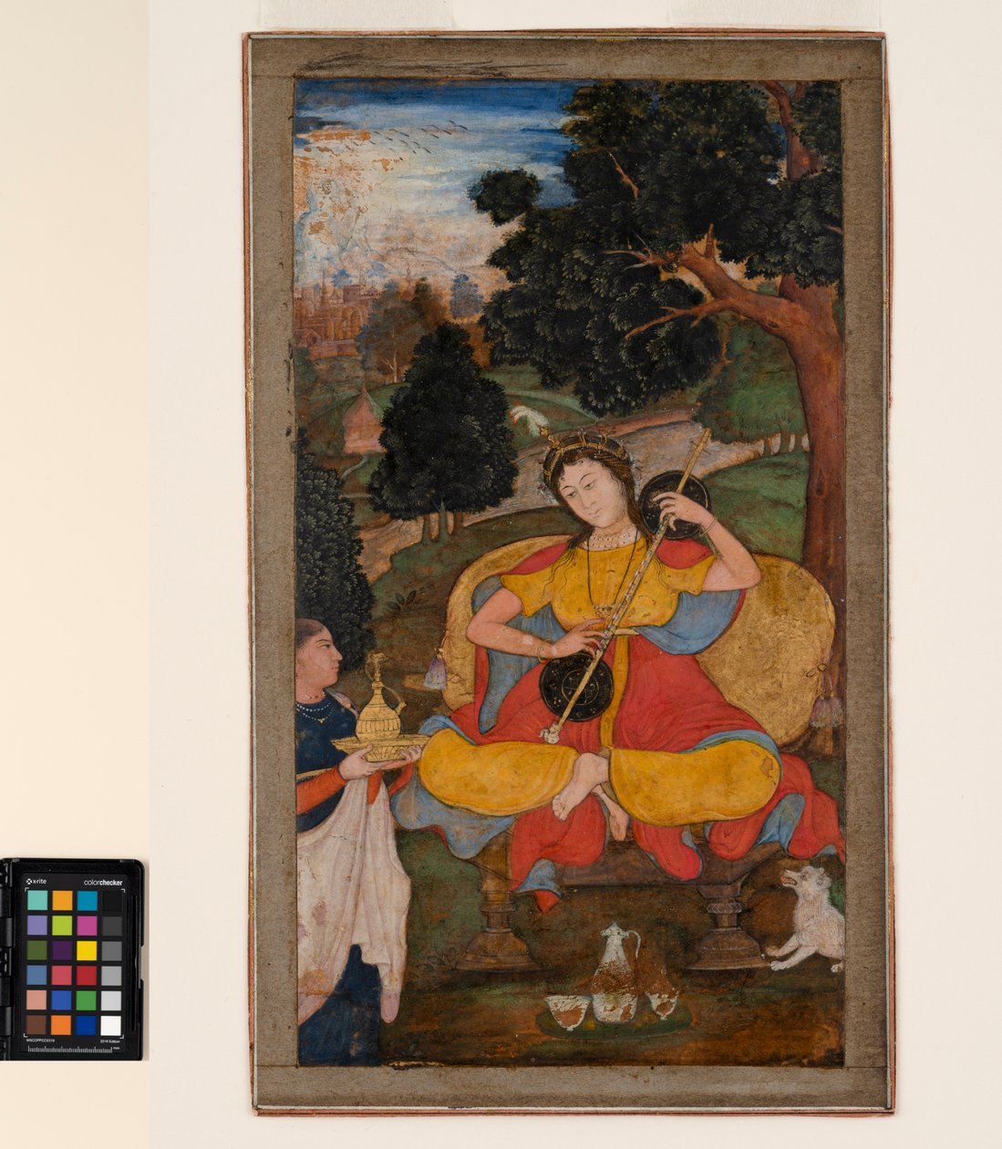 Uma mulher sentada toca a porcelana, aguardada por uma criada, c.1590 (aguarela opaca e ouro sobre papel) de School Mughal