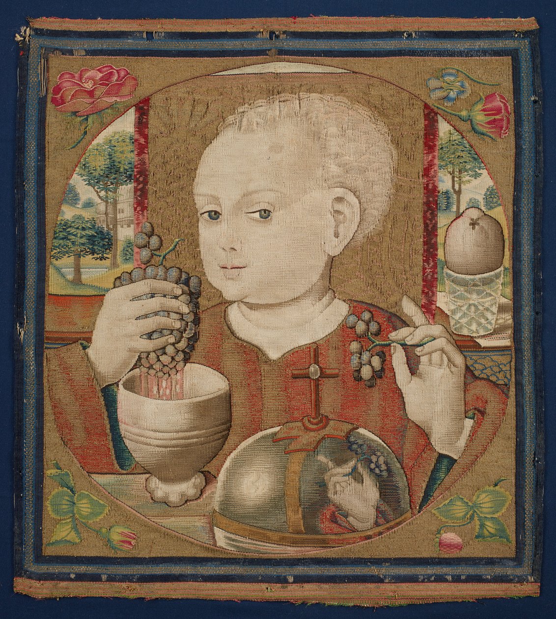 O Cristo Menino que Prensa o Vinho da Eucaristia, c.1500 (urdidura de linho, lã, seda e fios de trama dourados) de School Netherlandish
