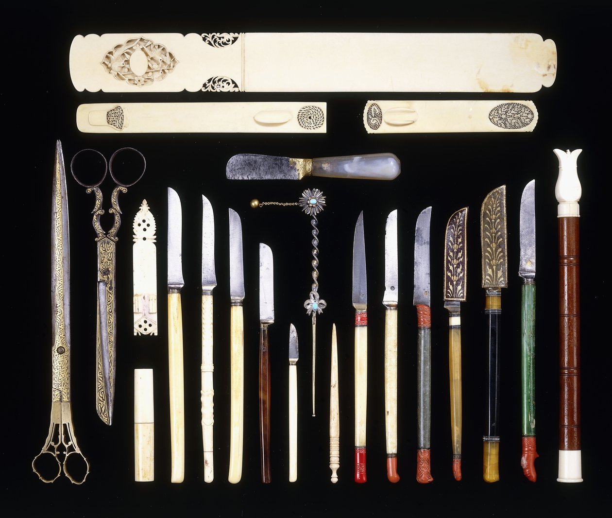 Um grupo de vinte e dois instrumentos do escriba otomano, composto por onze facas, um virador de páginas, tesoura, uma faca de papel, caixa de marfim de School Ottoman