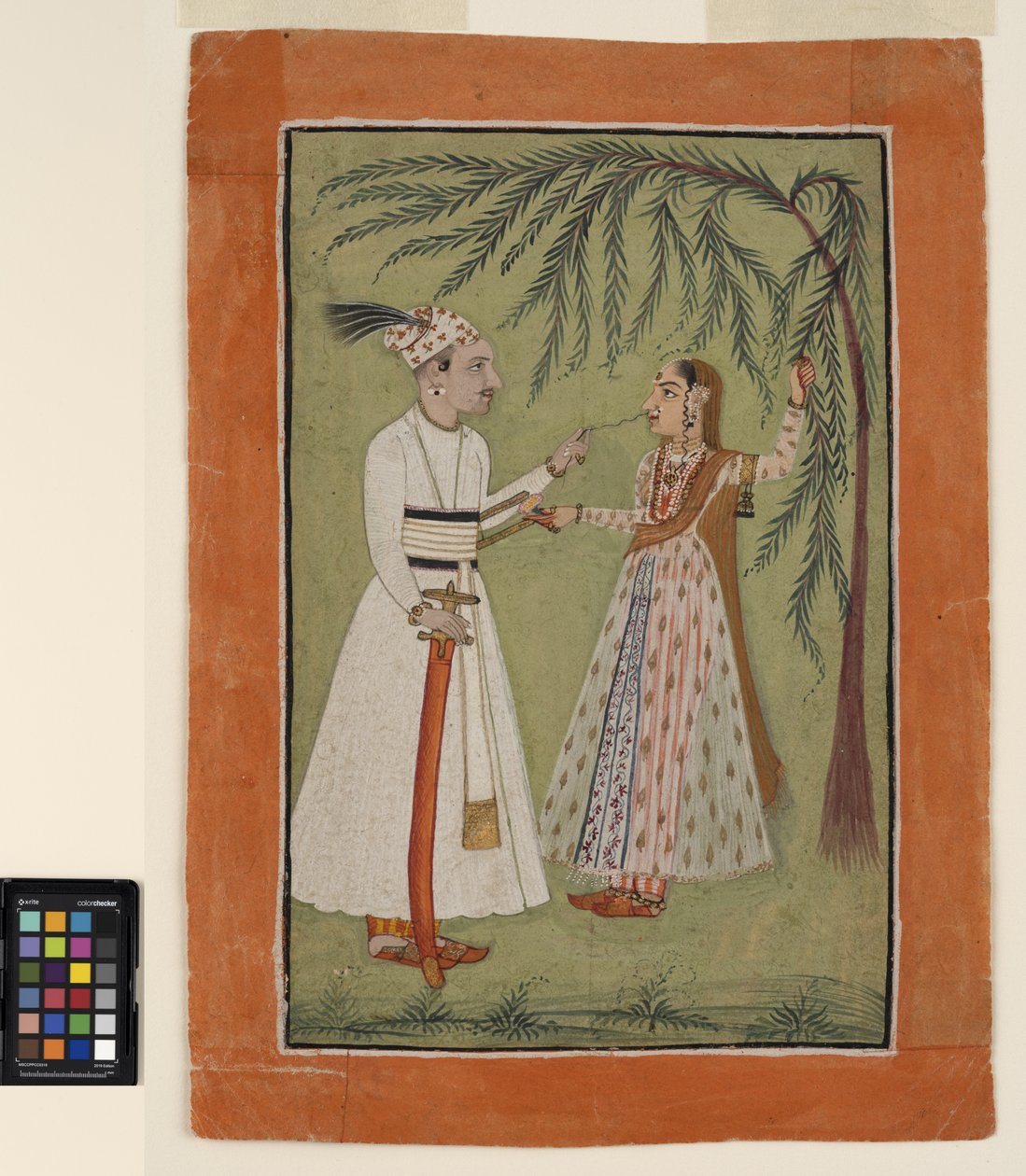 Uma régua puxando uma mecha de cabelo de uma senhora que se agarra a uma árvore, c.1705 (aquarela opaca e ouro sobre papel) de School Pahari