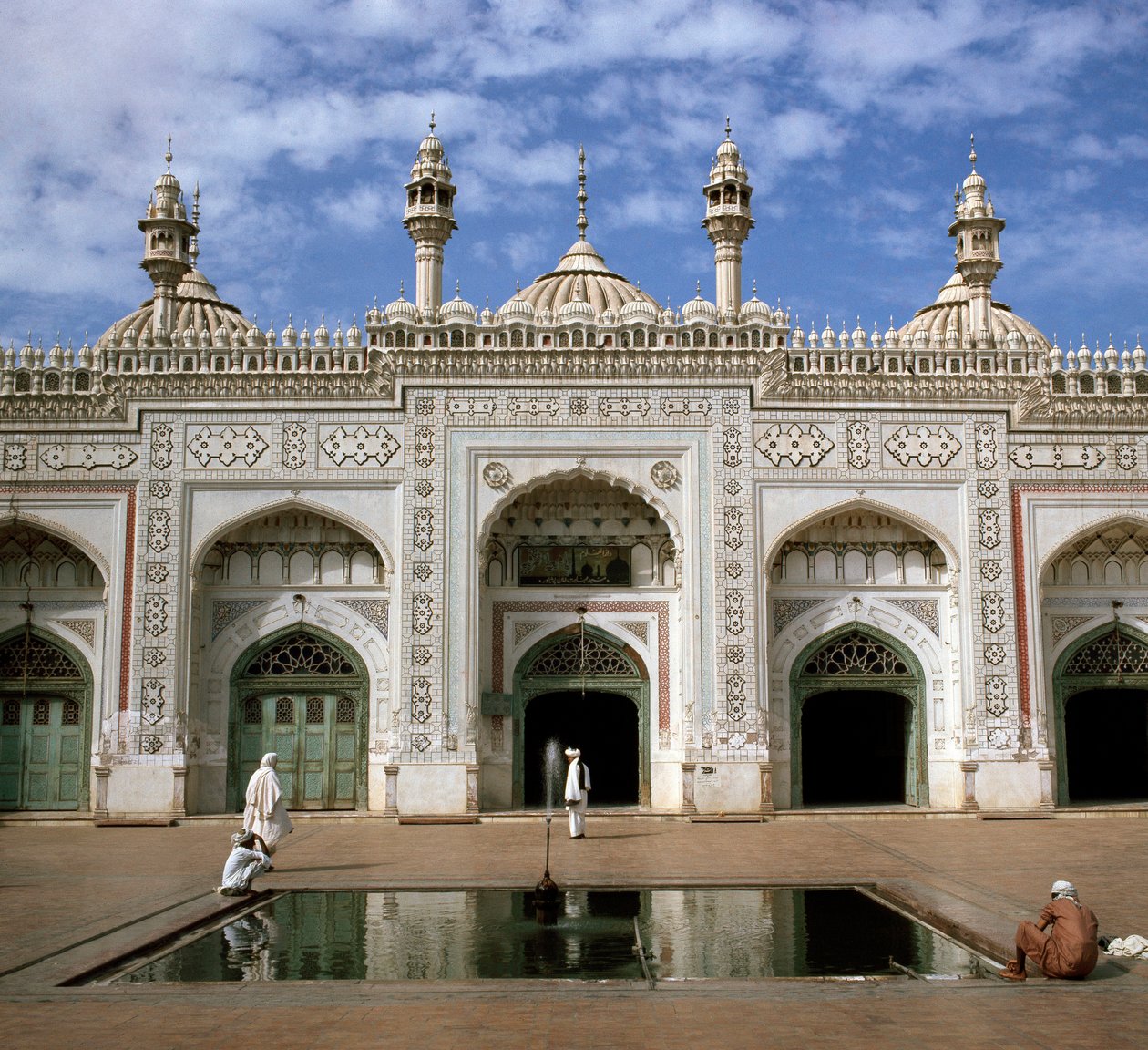 Vista da mesquita Mohabbat Khan do século 17 de School Pakistani