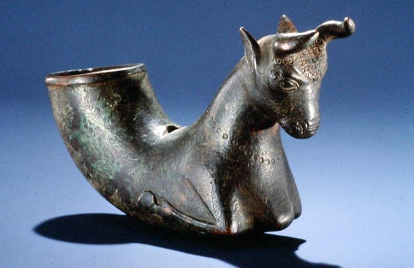 Touro com pernas dobradas, c.550-330 aC (bronze) de School Persian