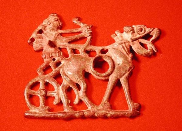 Cavalo bit representando um caçador em sua carruagem, disparando seu arco, c.1200-700 aC (bronze) de School Persian