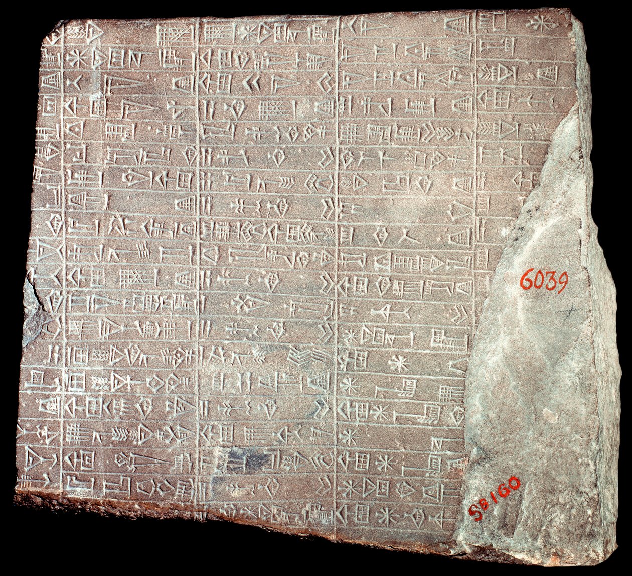 Mesopotâmia: estela calcária com inscrições em acádio, comemorando as obras realizadas em honra do deus Inshushinak e os presentes dados a ele; Irã, Susa, 2100 a.C. de School Persian