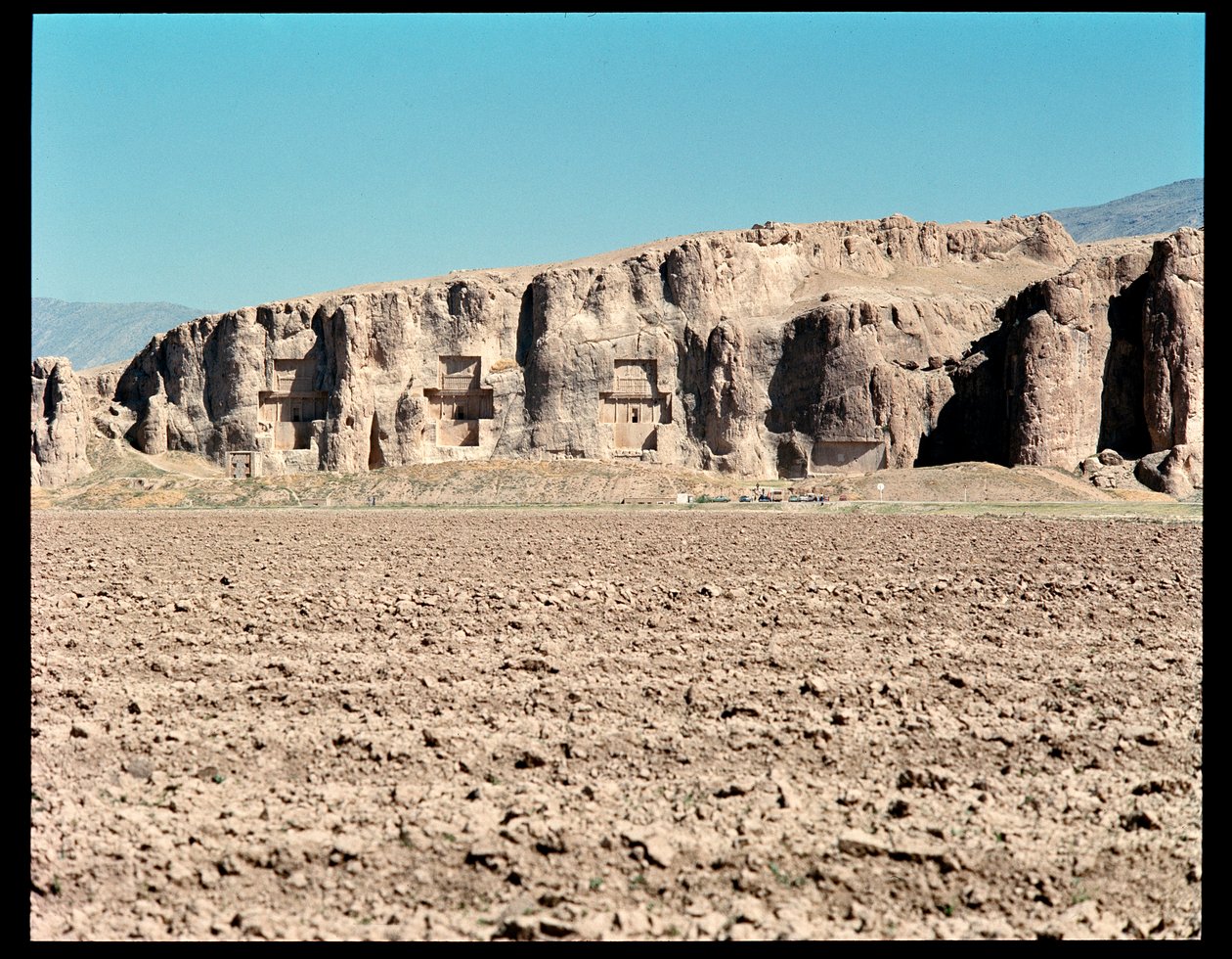 Vista da Necrópole e dos Quatro túmulos pertencentes aos reis Aquemenitas, da esquerda para a direita, Arius II, Artaxerxes I e Darius I o grande de School Persian