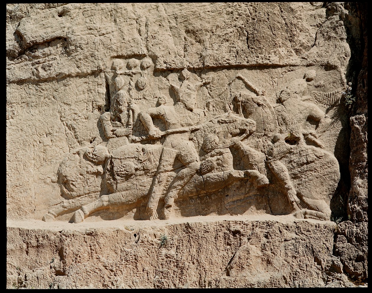 Vista da Necrópole e dos túmulos pertencentes aos reis Aquemenitas, relevo representando cenas de batalha de School Persian