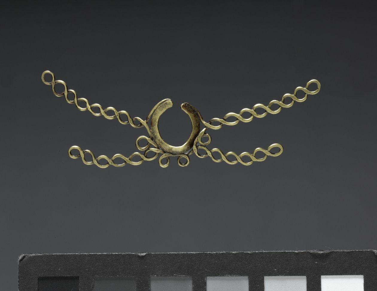 Ornamento de nariz, Chavín de Huantar c.500-200 aC (ouro) de School Peruvian