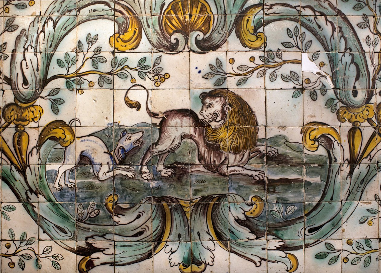 Cão ameaçando um leão - Detalhe de um painel decorativo da sala de caça do antigo palácio da Praia, um Belém, Lisboa (Portugal) (Cão atacando um leão, painel decorativo da sala de caça do antigo palácio da Praia, em Belém) - Musee national des de School Portuguese