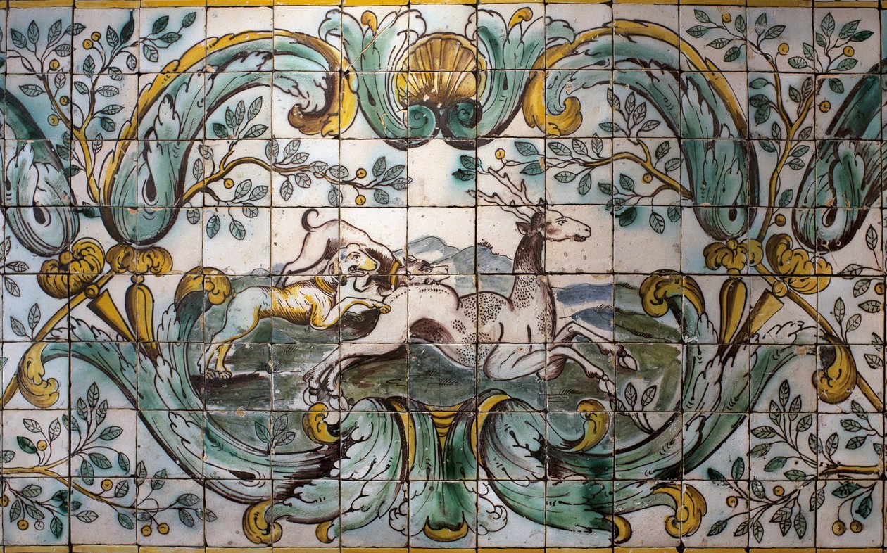 Cães caçando um veado - Detalhe de um painel decorativo de azulejos da sala de caça do antigo palácio da Praia, um Belém, Lisboa (Portugal) (Dois cães caçando um veado - painel decorativo da sala de caça do antigo palácio da Praia, em Belém) - Musee natio de School Portuguese