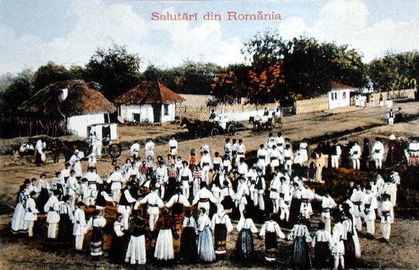 Cartão postal representando romenos dançando em uma vila, c.1910 (cor litho) de School Romanian