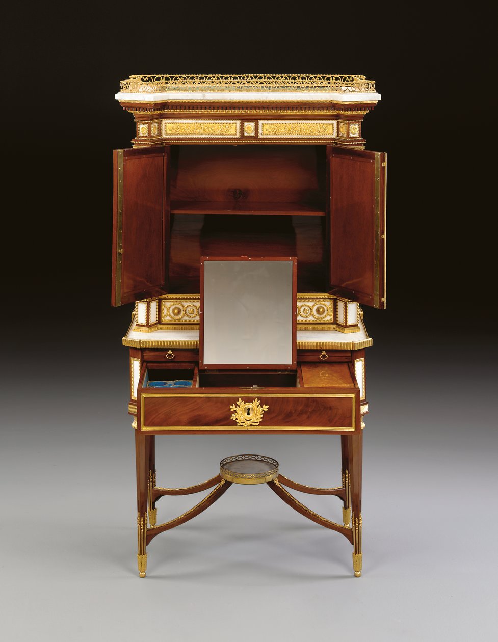 Um bonheur du jour de mogno e mármore branco montado em ormolu russo, c.1790 (ormolu, mármore e mogno) de School Russian