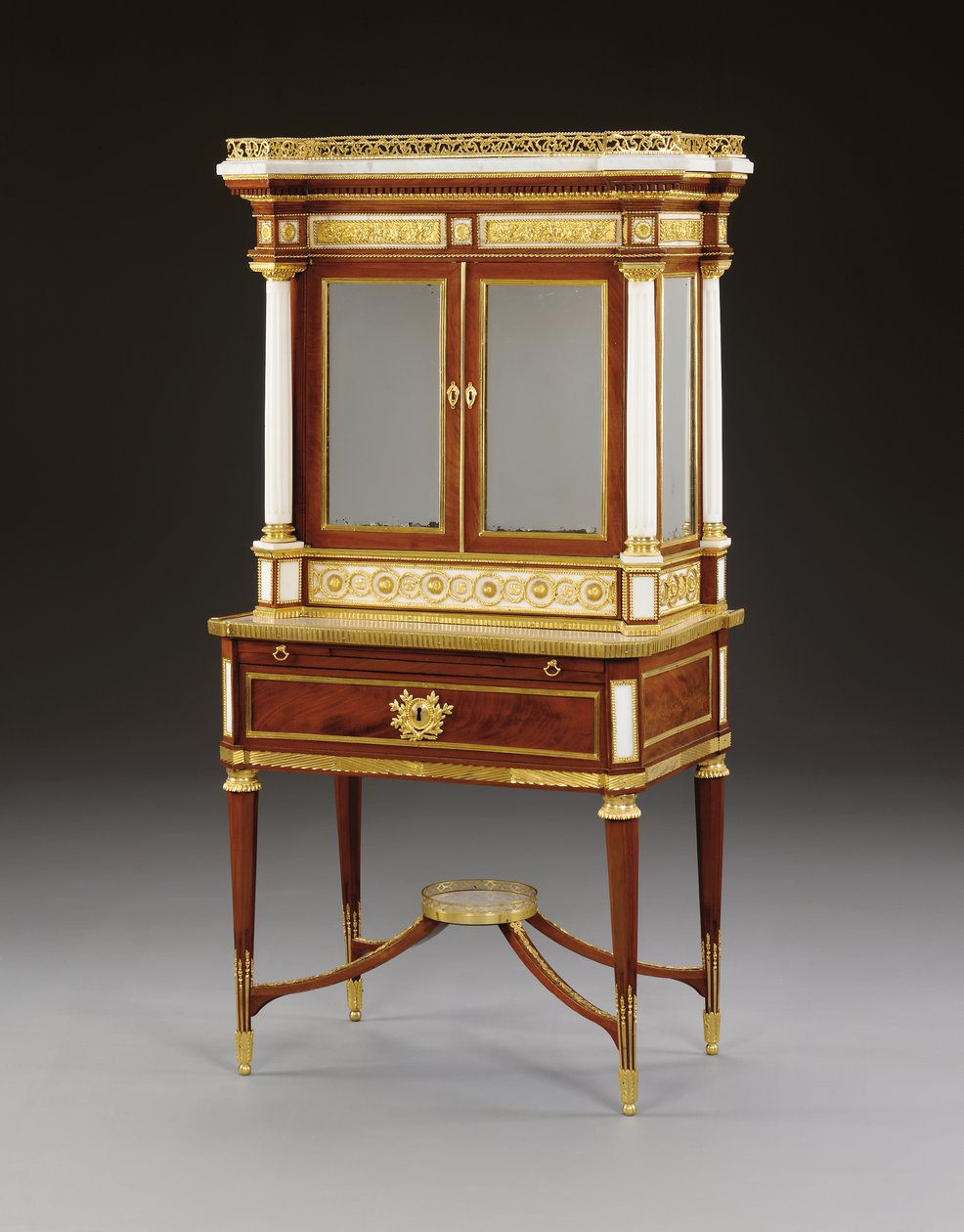 Um bonheur du jour de mogno e mármore branco montado em ormolu russo, c.1790 (ormolu, mármore e mogno) de School Russian