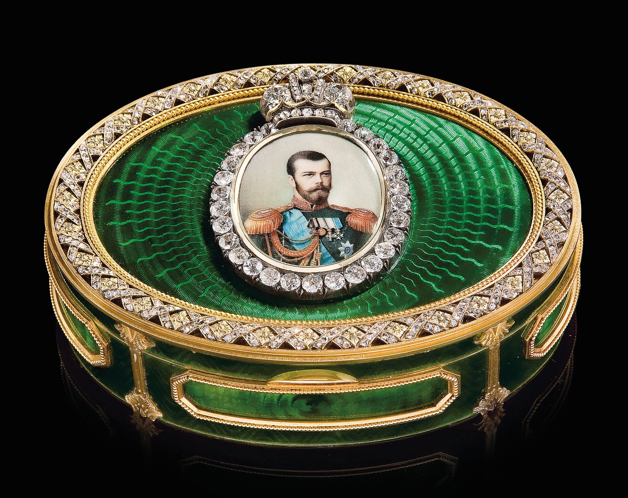 Uma caixa de rapé com joias com uma miniatura em aquarela do Imperador Nicolau II, c. 1890 (joias, ouro, esmalte, marfim, aquarela) de School Russian