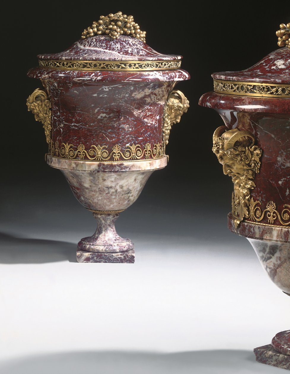 Um par de vasos, c.1790 (jaspe e ormolu) de School Russian