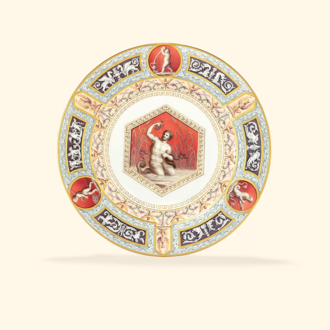 Um prato de porcelana do Raphael Service, o centro representando Tritão de School Russian