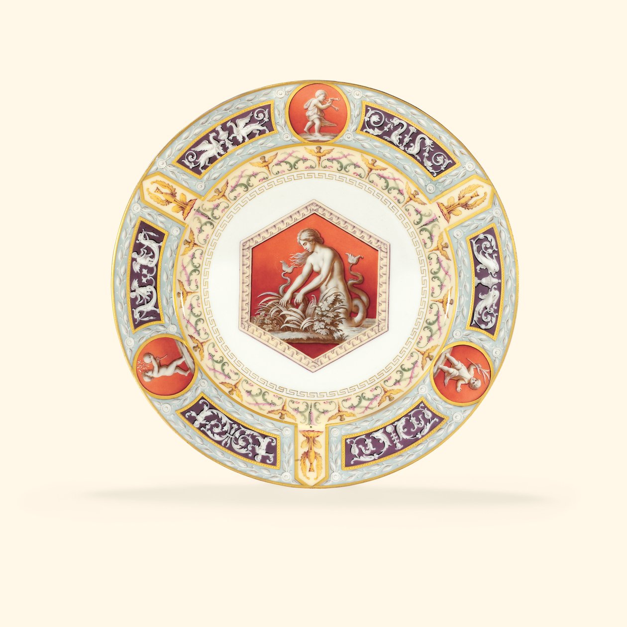 Um prato de porcelana do Raphael Service, o centro representando uma sereia de School Russian
