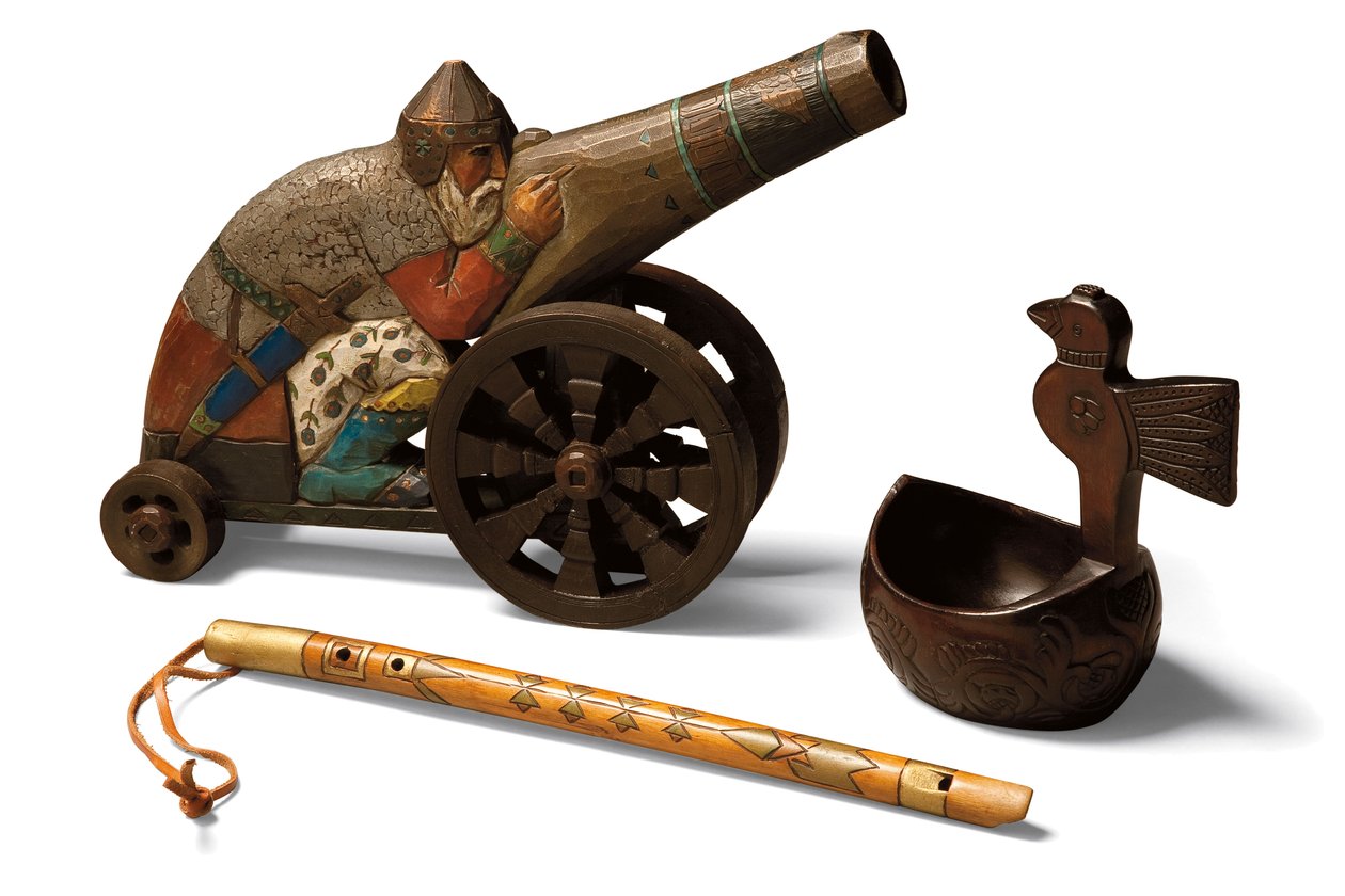 Um brinquedo de lenha Bogatyr, uma flauta de vidoeiro e uma vidoeiro Kovsh, c.1900 (madeira pintada com madeira dourada) de School Russian