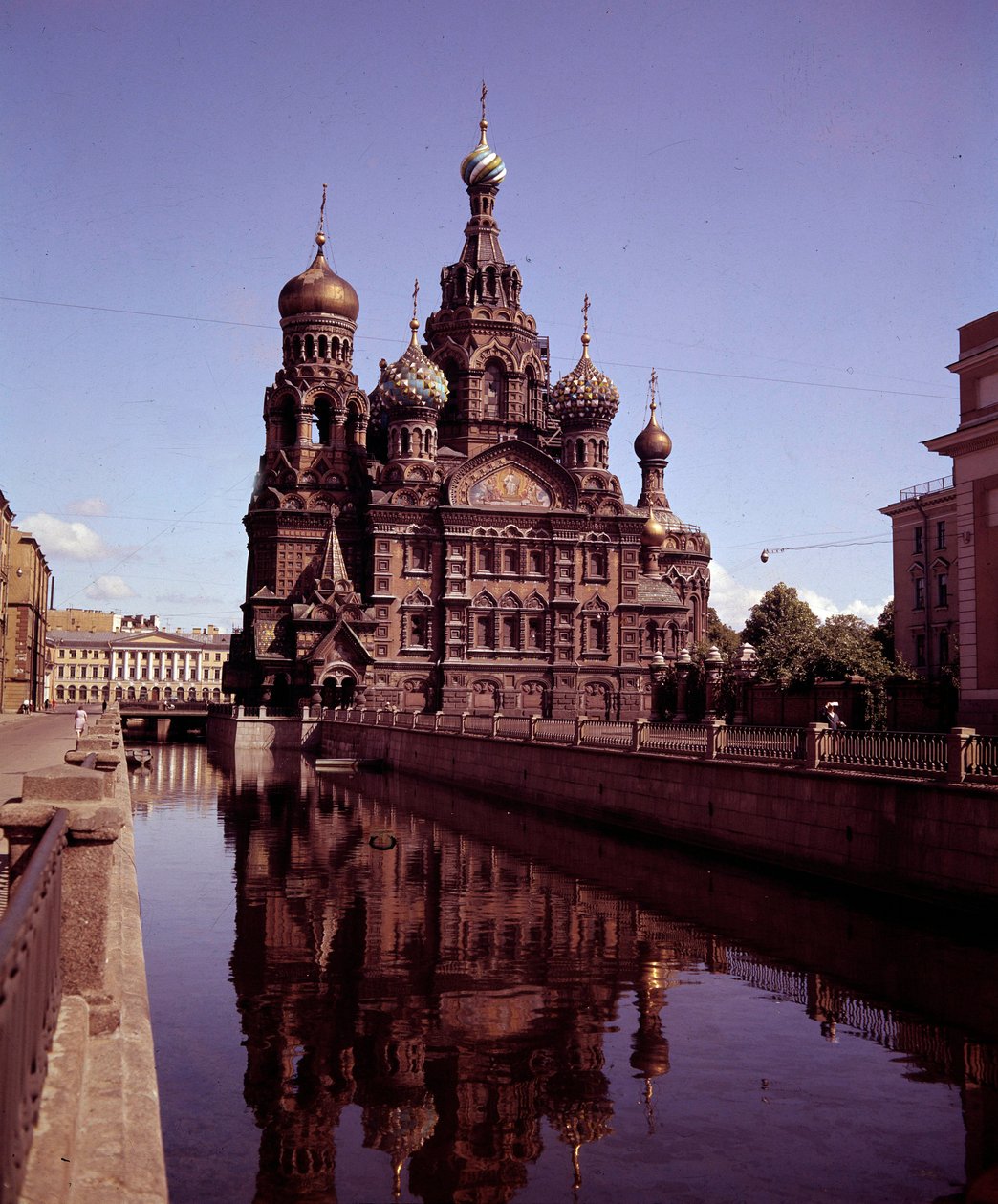 Arquitetura: vista da igreja do Santo Salvador e do Verso Cantado realizada entre 1883 e 1907. São Petersburgo. Rússia de School Russian