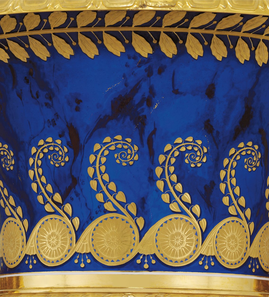 Detalhe de um vaso de porcelana com duas alças e folha de ouro feito pela Fábrica de Porcelana Imperial em 1833 de School Russian