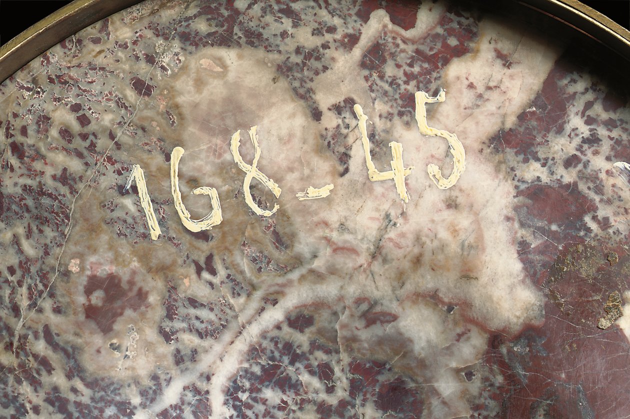 Detalhe de um par de vasos, c.1790 (jaspe e ormolu) de School Russian