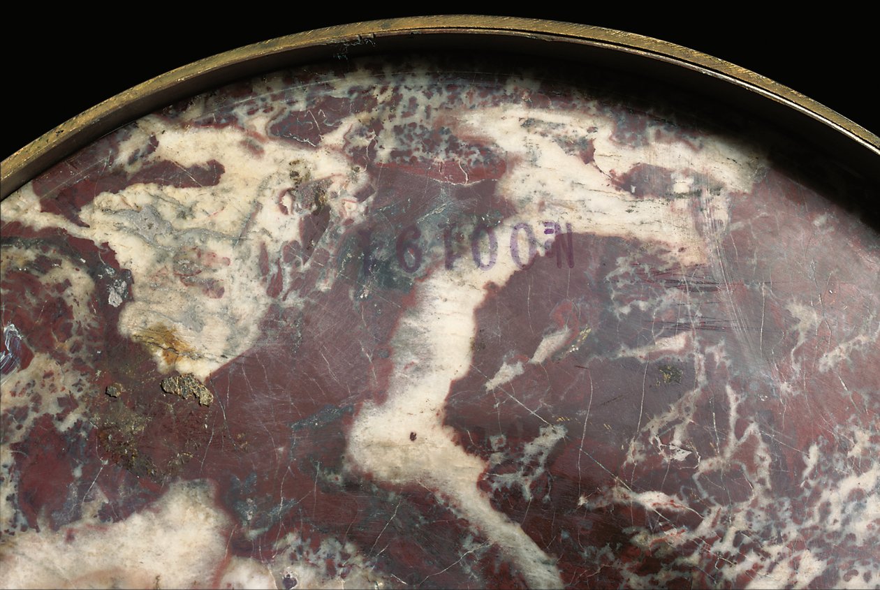 Detalhe de um par de vasos, c.1790 (jaspe e ormolu) de School Russian