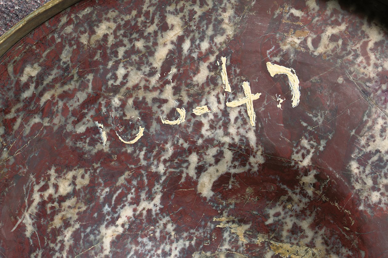Detalhe de um par de vasos, c.1790 (jaspe e ormolu) de School Russian