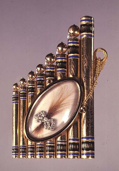 Pingente de ouro com decoração de esmalte e conjunto com um medalhão contendo uma mecha de cabelo num arco de diamante (anverso), russo, início do século XIX (ouro, enael e diamante) de School Russian