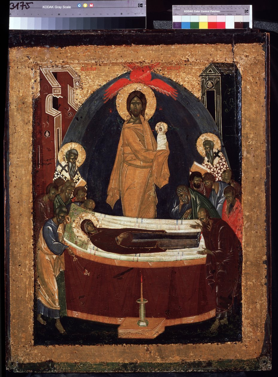 A Dormição da Virgem. A morte da Virgem, deitada numa cama, rodeada pelos Apóstolos, acima dela, Cristo levando a sua alma, como uma criança vestida de branco. Pintura por Theophanes o Grego (c. 1340-c. 1410) de School Russian