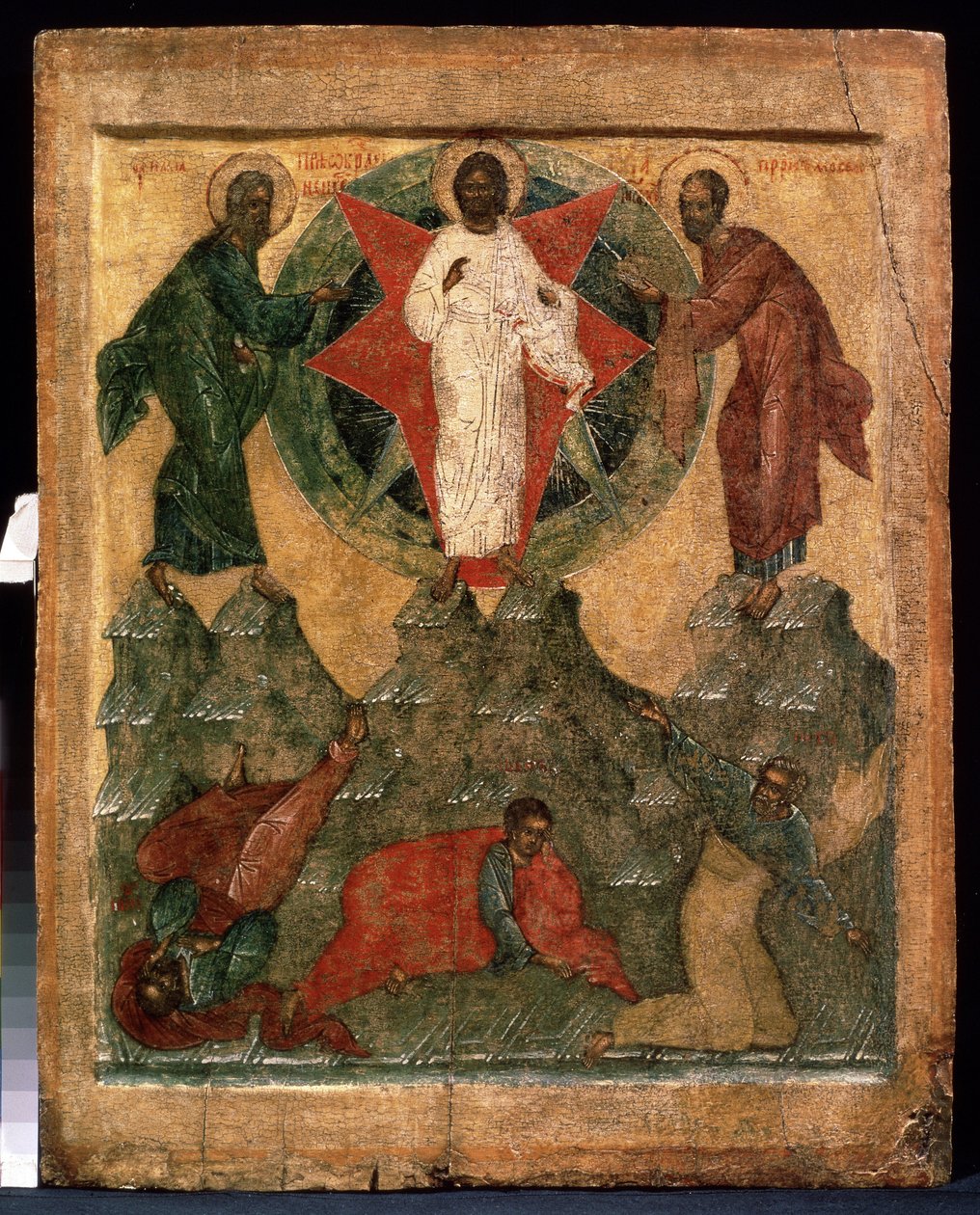 "A transfiguração de Jesus" O Cristo vestido de branco é rodeado por Moisés e Elias, abaixo dos apóstolos João, Pedro e Tiago. Pintura em madeira do início do século XVI. Museu Regional de Arte, Arkhangelsk de School Russian
