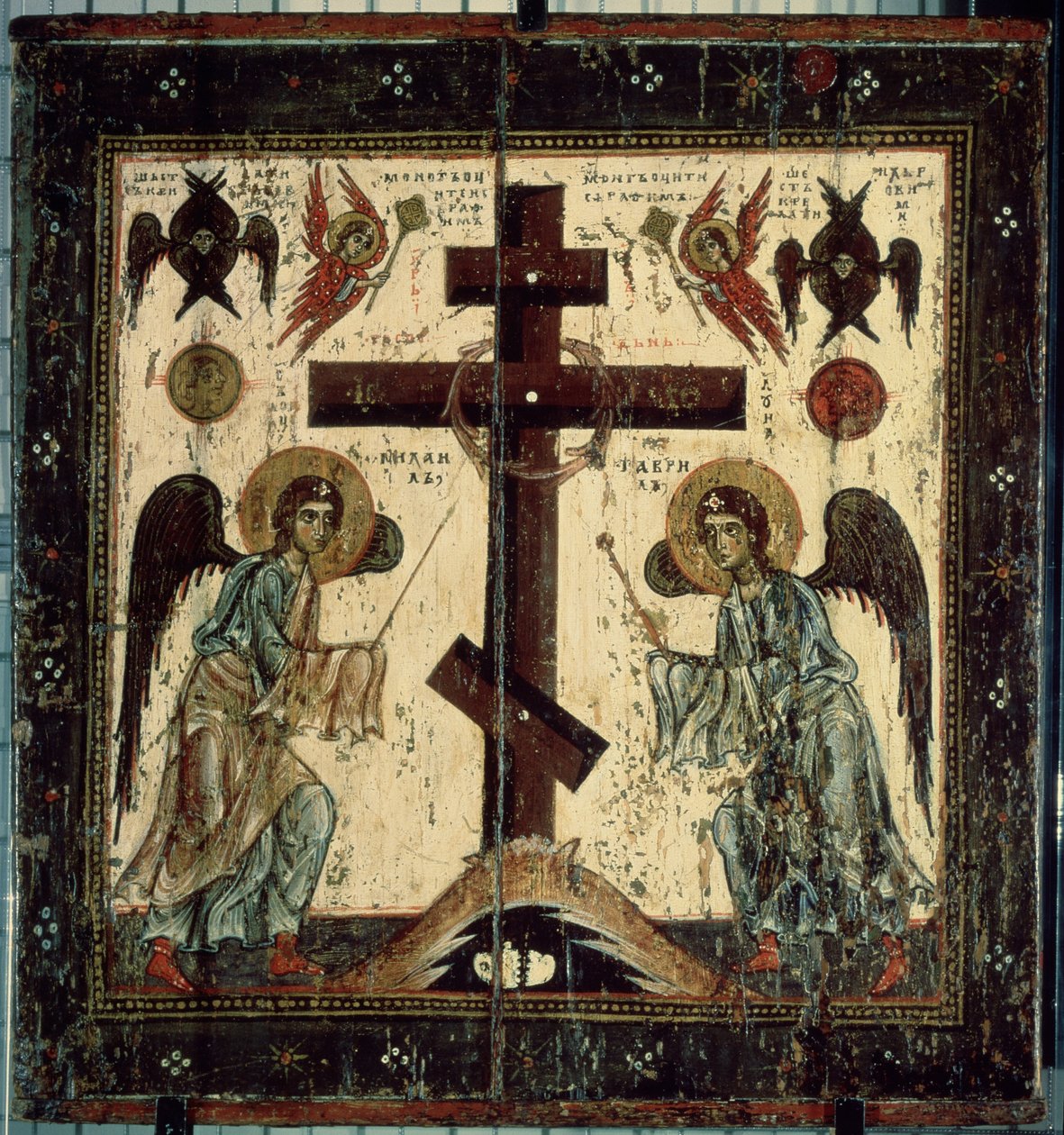 A Adoração da Cruz. Dois anjos adorando a cruz ortodoxa russa. Ícone russo, têmpera sobre madeira, entre 1130 e 1200, arte de Novgorod (Rússia). Galeria estatal Tretyakov, Moscou (Rússia). de School Russian