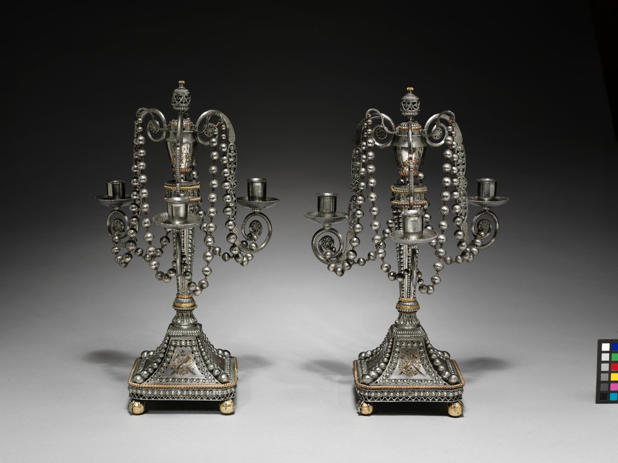 Par de Candelabro, c.1790-1795 (aço cortado e polido com decoração dourada e prateada) de School Russian