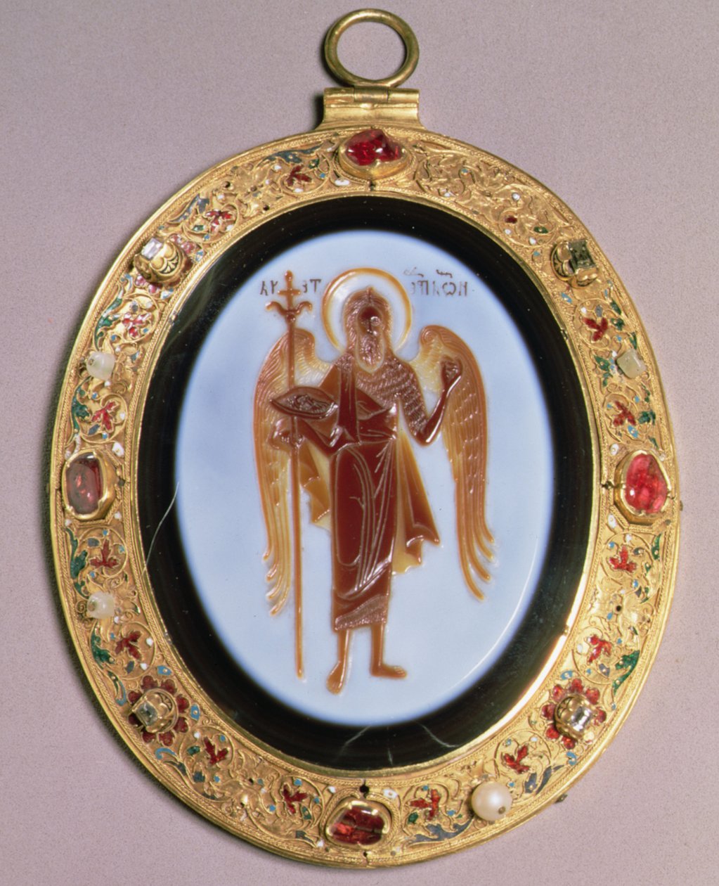 Panagia, sardônia esculpida montada em ouro cravejada de pérolas e joias com decoração de filigrana e esmalte, Moscou, meados do século 16 (sardônia, ouro, pedras preciosas e esmalte) de School Russian